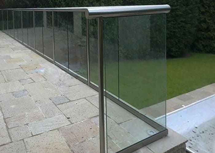 steklyannye-ograzhdeniya-na-zazhimnom-profile | glass-fence.by